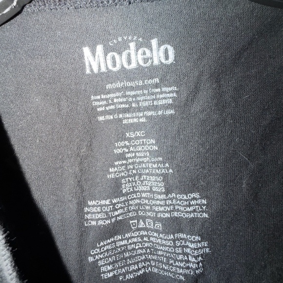 Modelo Cropped Logo Tee - Picture 4 of 5